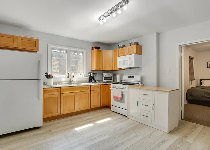 Дом отдыха Spacious Group Home! Walk To Train & Eats *
