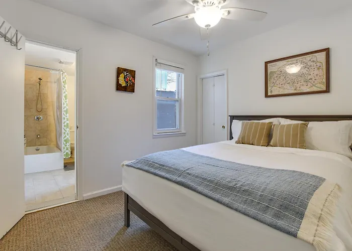 Spacious Group Home! Walk To Train & Eats