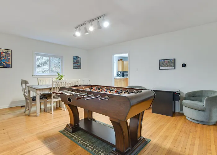 Spacious Group Home! Walk To Train & Eats