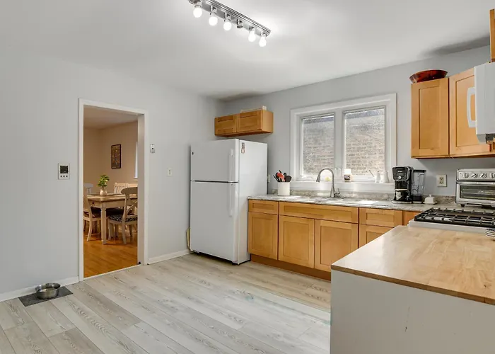 Дом отдыха Spacious Group Home! Walk To Train & Eats *