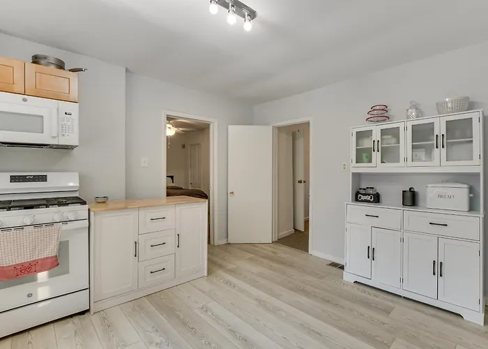 Дом отдыха Spacious Group Home! Walk To Train & Eats