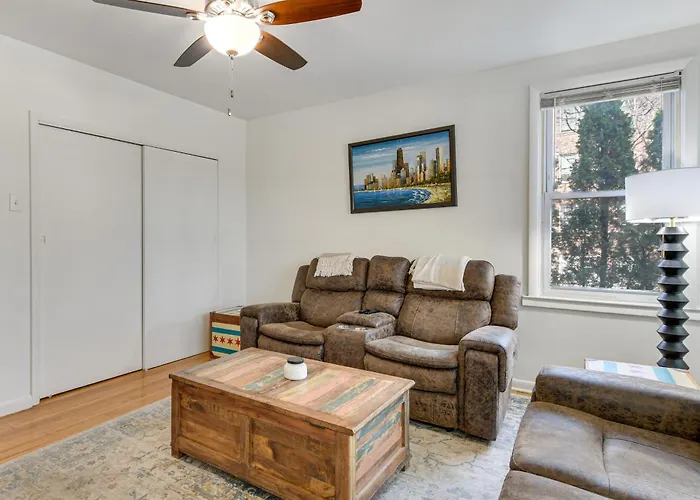 Spacious Group Home! Walk To Train & Eats