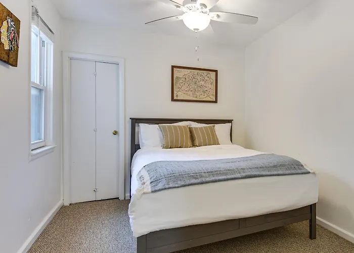 Дом отдыха Spacious Group Home! Walk To Train & Eats