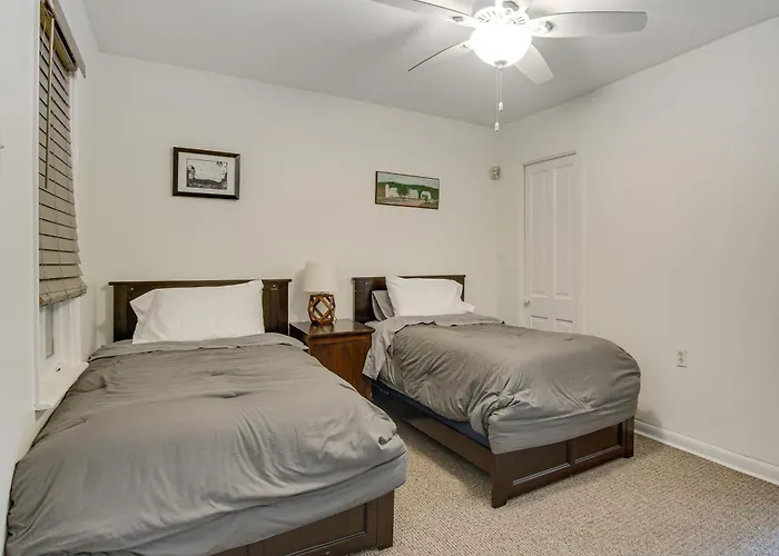 Дом отдыха Spacious Group Home! Walk To Train & Eats